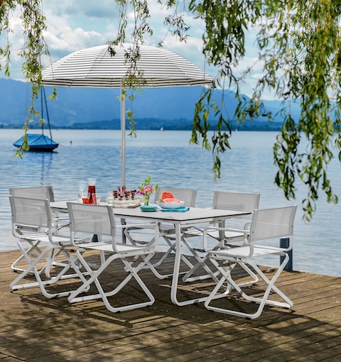 gestreifter Sonnenschirm über Tisch am See - bei Seeckts in Göttingen