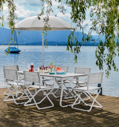Ahoi-Tischset mit Sonnenschirm von Weishäupl auf Seeterrasse – erhältlich bei Seeckts