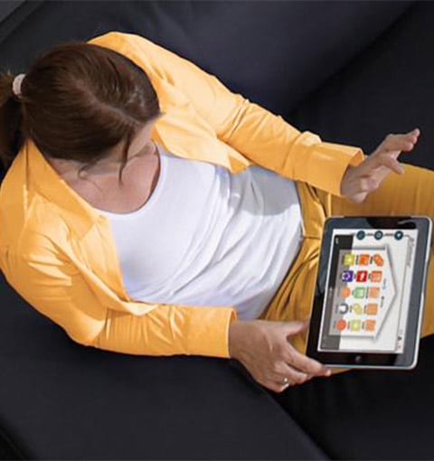 Frau mit Smart Home-App aufTablet – bei Seeckts in Göttingen
