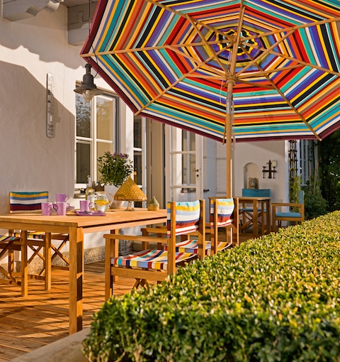 Sonnenschirm über Sitzecke auf der Terrasse