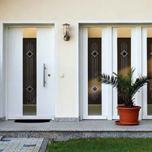 weiße Haustür von Ruku